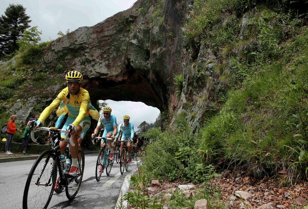 Группа велогонщиков во главе с лидером Астаны Винченцо Нибали проходит участок девятого этапа Тур де Франс между Жерармером и Мюлуз