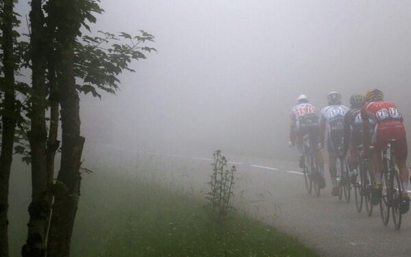 Велогонщики на десятом этапе Тур де Франс на пути из Мюлуза в Ла-Планш-Де-Бель-Фий