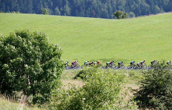 Велогонщики во время одиннадцатого этапа Тур де Франс между городами Безансон и Ойонна