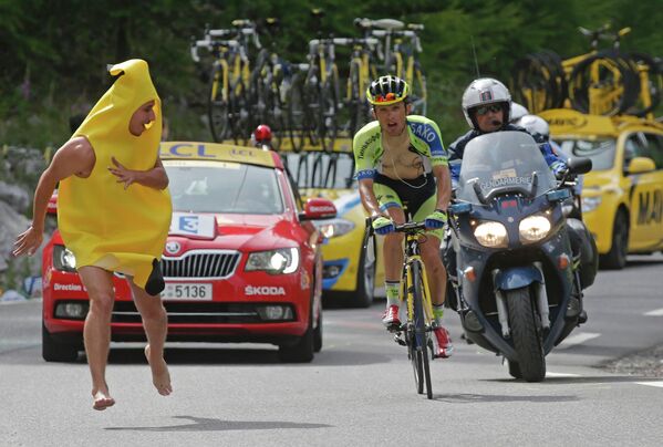 Болельщик преследует велогонщика Tinkoff-Saxo Рафала Майку во время четырнадцатого этапа Тур де Франс