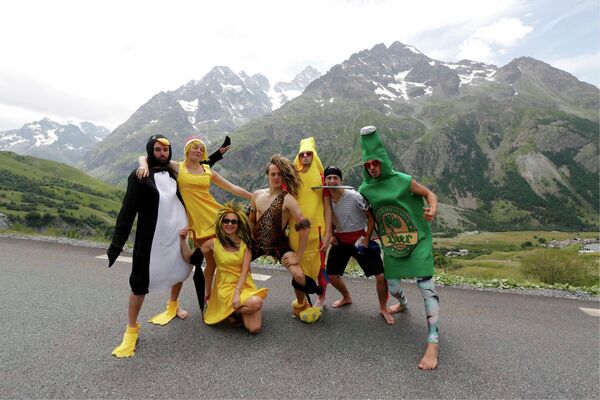 Болельщики фотографируются во время четырнадцатого этапа Тур де Франс