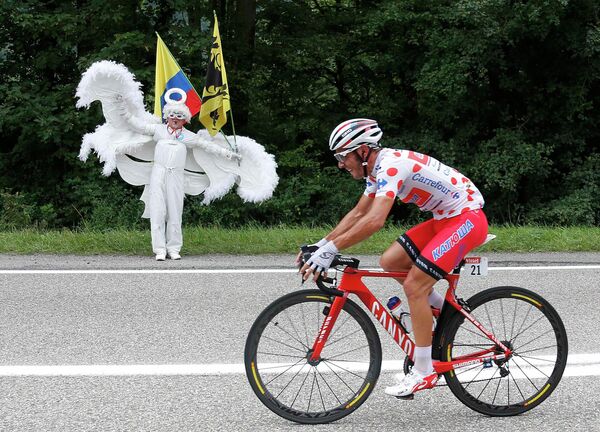 Лидер Катюши Хоаким Родригес во время четырнадцатого этапа Тур де Франс на участке между городами Гренобль и Ризуль