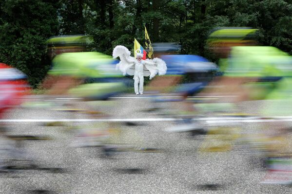 Болельщик в костюме Ангела на участке четырнадцатого этапа Тур де Франс между городами Гренобль и Ризуль