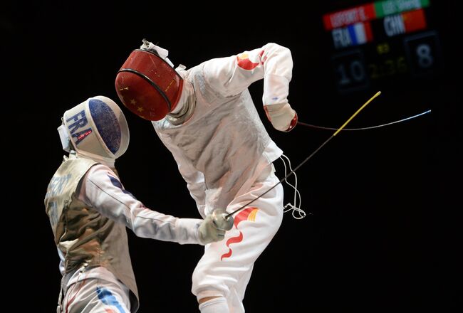 Французский спортсмен Энзо Лефорт (слева) и китайский спортсмен Лэй Шэн