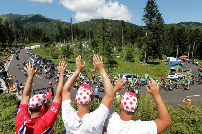 Болельщики приветствуют пелотон на участке семнадцатого этапа Тур де Франс между городами Сен-Годан и Сен-Лари