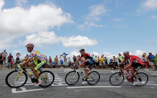 Лидер горной классификации Рафал Майка (крайний слева), велогонщик Trek Factory Фрэнк Шлек и велогонщик Lotto-Belisol Юрген Ван ден Брок во время семнадцатого этапа Тур де Франс