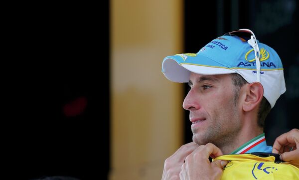 Велогонщик Астаны Винченцо Нибали в желтой майке лидера на подиуме по итогам семнадцатого этапа Тур де Франс