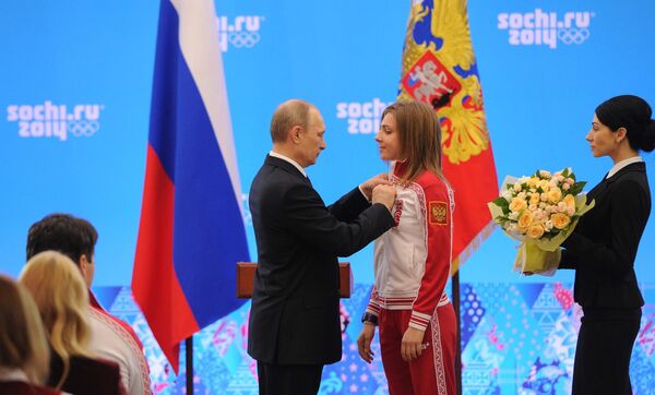 Президент России Владимир Путин и бронзовый призер Олимпийских игр в скелетоне Елена Никитинады в Сочи