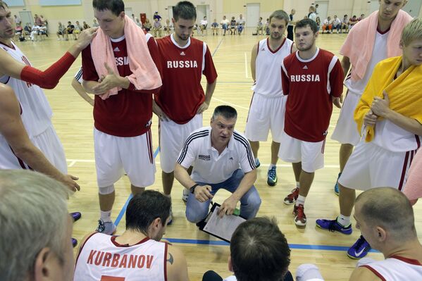 Евгений Пашутин и баскетболисты сборной России