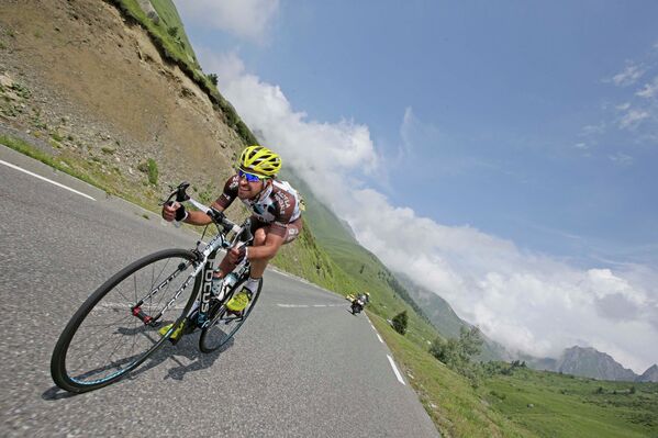 Велогонщик команды AG2R La Mondiale Кристоф Риблон на участке восемнадцатого этапа Тур де Франс