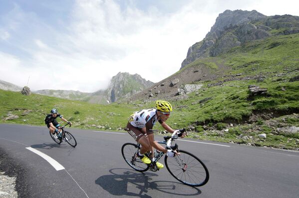 Микель Ниеве Итурральде и Блел Кадри  (слева направо) на участке восемнадцатого этапа Тур де Франс между городами По и Отакам