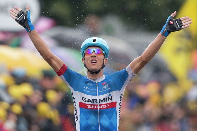 Велогонщик команды Garmin Sharp Рамунас Навардаускас на финише девятнадцатого этапа Тур де Франс