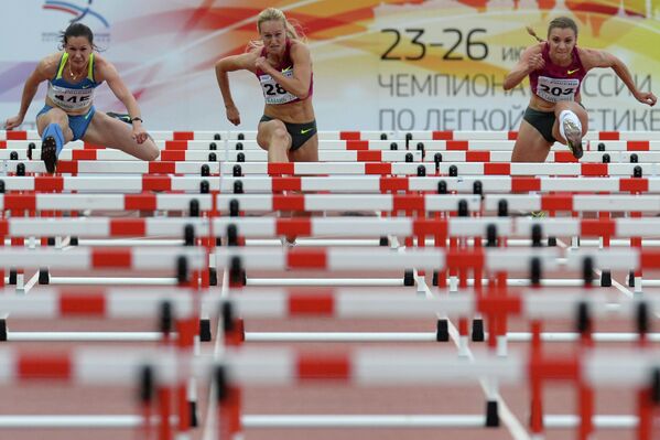 Светлана Топилина - победительница, Нина Аргунова - серебряный призер и Екатерина Галицкая - бронзовый призер в беге на 100 метров с барьерами среди женщин