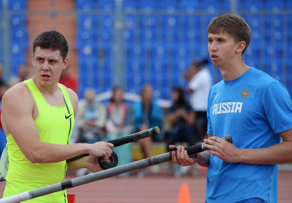 Сергей Кучеряну (слева) и Илья Мудров поделившие первое место в прыжках с шестом