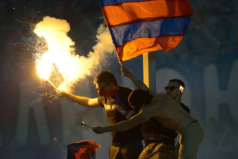 Болельщики футбольного клуба ЦСКА во время матча за Суперкубок России Болельщики футбольного клуба ЦСКА во время матча за Суперкубок России