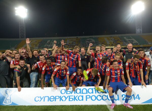 Игроки и члены тренерского штаба ПФК ЦСКА радуются победе в матче за Суперкубок России