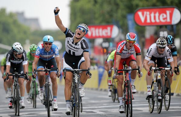 Марсель Киттель из команды Giant-Shimano (в черном) выиграл 21-й этап многодневки Тур де Франс, норвежец Александр Кристофф (в красном) из команды Катюша стал вторым.
