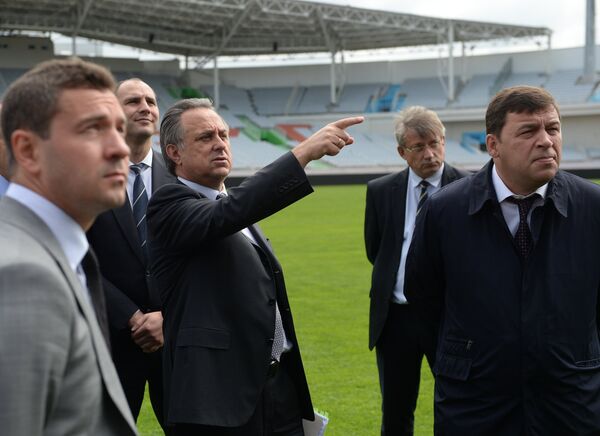 Виталий Мутко (в центре) и Евгений Куйвашев (справа) на центральном стадионе Екатеринбурга