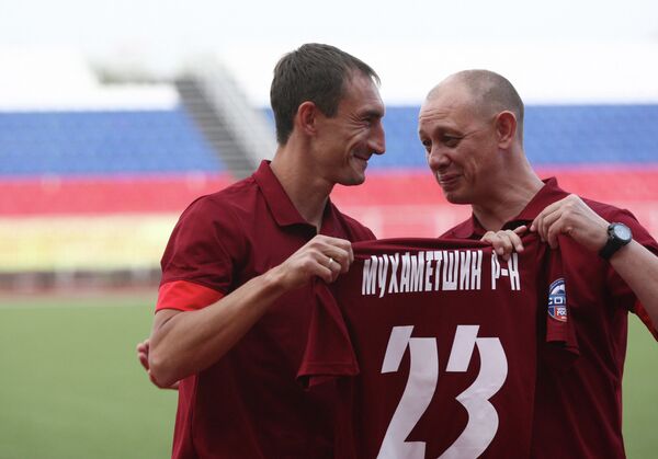 Нападающий ФК Мордовия Руслан Мухаметшин (слева)