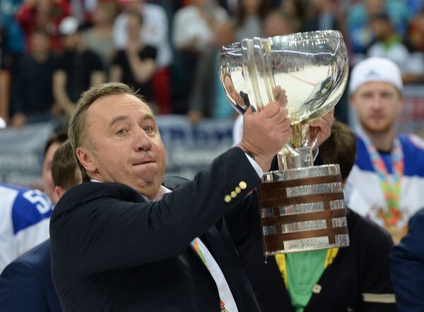 Генеральный менеджер сборной России Андрей Сафронов с кубком за победу на чемпионате мира по хоккею 2014