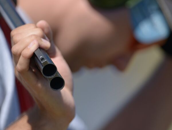 Стрелок во время кваликафиционных соревнований по стендовой стрельбе в упражнении скит
