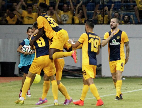 Футболисты АЕЛа радуются забитому мячу в ворота Зенита