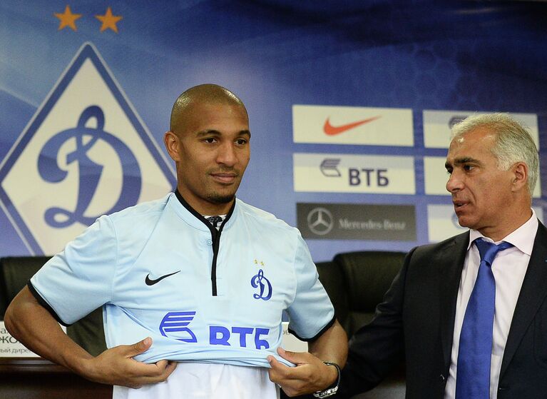 Футболист Вильям-Жак Венгер и спортивный директор ФК Динамо Гурам Аджоев (слева направо)