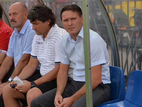 Главный тренер Арсенала Дмитрий Аленичев (справа) и его помощник Дмитрий Ананко (в центре)