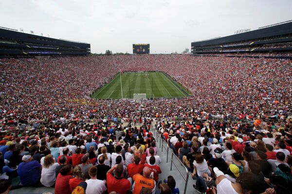 Болельщики наблюдают за матчем Манчестер Юнайтед - Реал (Мадрид) на арене Michigan Stadium, вмешающей 110 тысяч человек