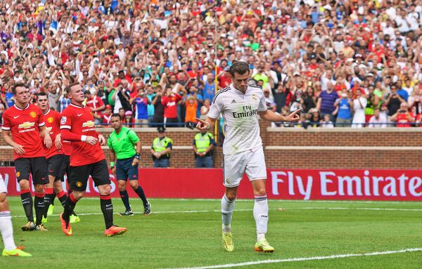 Полузащитник Реала Гарет Бэйл (справа) радуется забитому мячу в ворота Манчестер Юнайтед