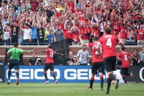 Футболисты Манчестер Юнайтед радуются забитому мячу Эшли Янга в ворота мадридского Реала