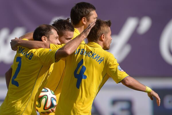 Футболисты ФК Ростов радуются забитому голу.