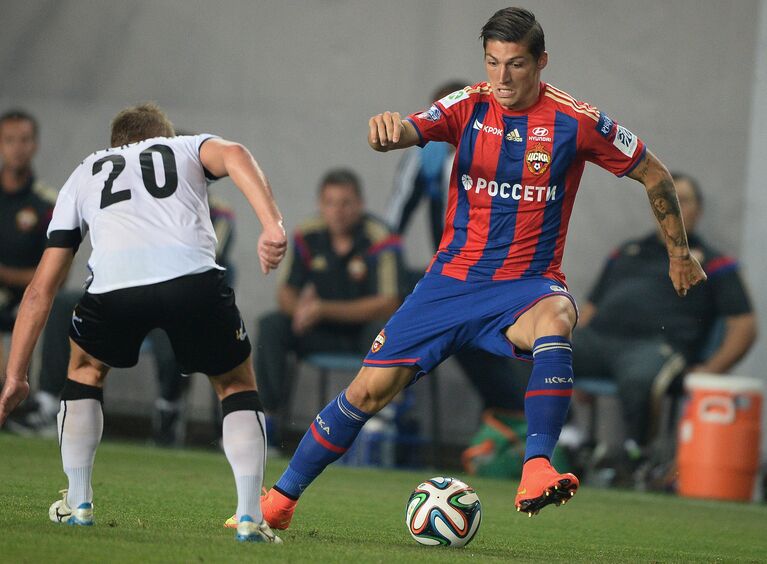 Стивен Цубер (справа) и игрок Торпедо Вадим Стеклов