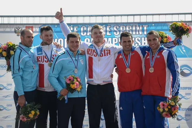 Призеры мужских соревнований на каноэ-двойках на дистанции 500 м на чемпионате мира по гребле на байдарках (слева направо): Ливиу Думитреску Лазар и Виктор Михалачи (Румыния) - серебряные медали, Алексей Коровашков и Иван Штыль (Россия) - золотые медали, Сергей Торрес и Ролексис Баез (Куба) - бронзовые медали