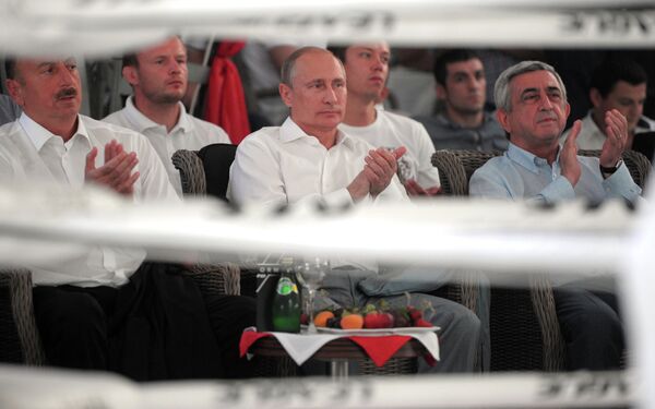 Президент РФ Владимир Путин (в центре)
