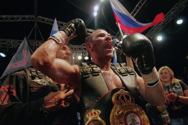Россиянин Дмитрий Чудинов (на первом плане), защитивший титул временного чемпиона мира по версии WBA