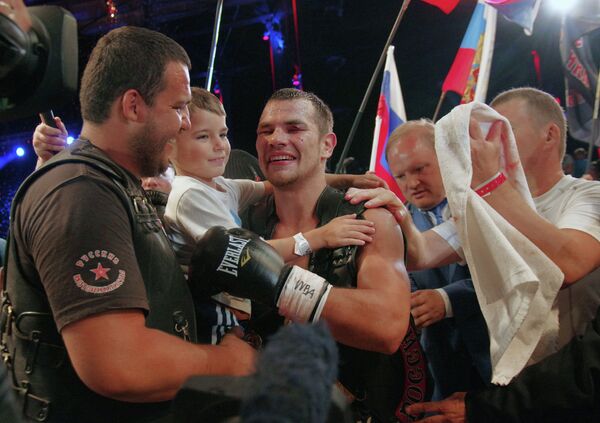 Россиянин Дмитрий Чудинов (в центре), защитивший титул временного чемпиона мира по версии WBA