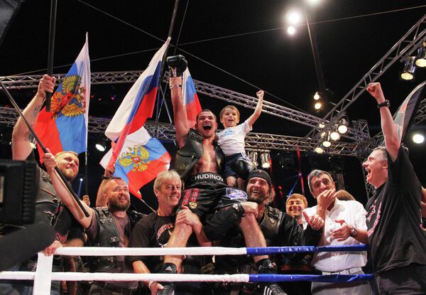 Дмитрий Чудинов (в центре), защитивший титул временного чемпиона мира по версии WBA