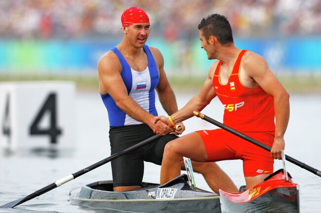 Олимпийский чемпион-2008 россиянин Максим Опалев (слева)