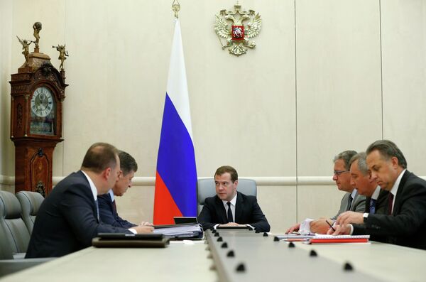 Председатель правительства РФ Дмитрий Медведев (в центре)