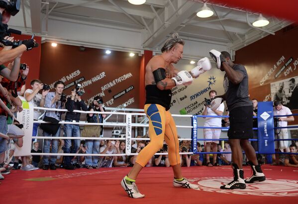 Американский актер Микки Рурк провел открытую тренировку по боксу в Москве