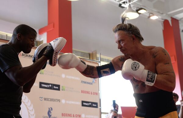 Американский актер Микки Рурк во время открытой тренировки по боксу в Академии бокса в Лужниках