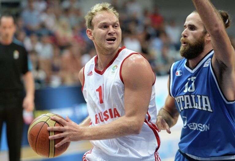 Игровой момент матча Россия - Италия