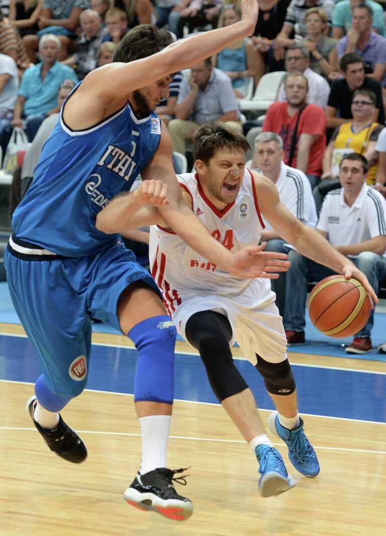 Форвард сборной Италии Алессандро Джентиле (слева) и защитник сборной России Евгений Воронов