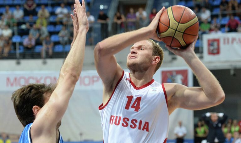 Игровой момент матча Россия - Италия