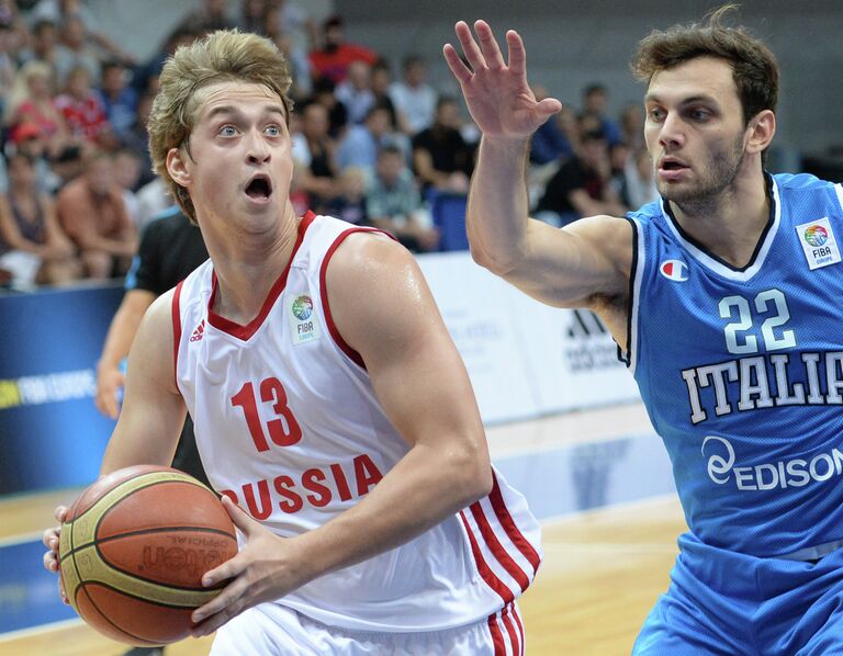 Защитник сборной России Дмитрий Хвостов (слева) и защитник сборной Италии Стефано Джентиле