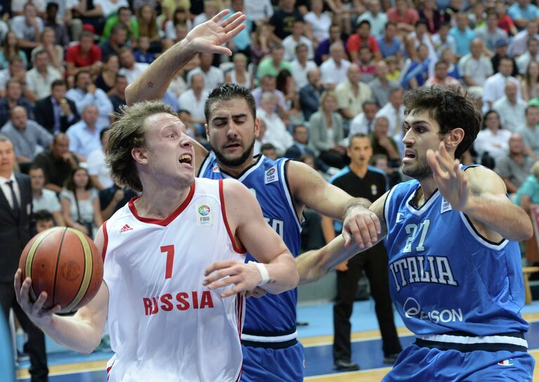 Форвард сборной России Дмитрий Кулагин (слева) и форвард сборной Италии Давид Пасколо