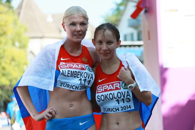 Российская спортсменка Эльмира Алембекова, завоевавшая золотую медаль (слева) и российская спортсменка Вера Соколова, занявшая четвертое место