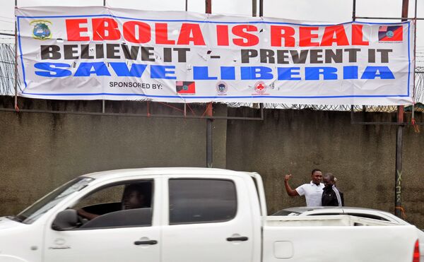 Баннер о вирусе Эбола в Либерии