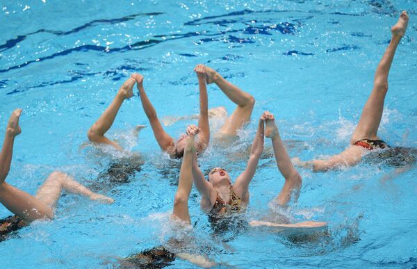 Российские спортсменки выступают с произвольной программой во время финальных соревнований команд в синхронном плавании